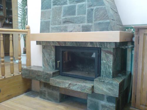 модел 10 Облицовка на камина изработена от мрамор(форест грийн),гнайс и дървен плот 