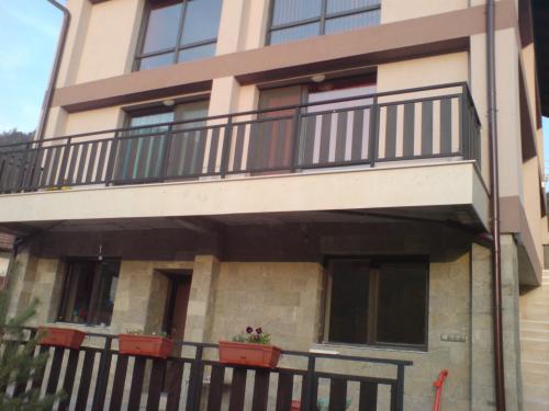 Тераса - врачански камък Облицовка партер-гнайс формен 