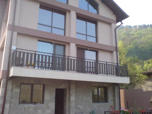 Тераса - врачански камък Облицовка партер-гнайс формен