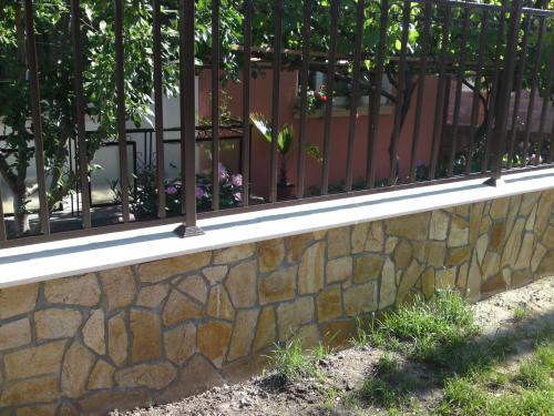 Ограда-Гнайс(неоформен)и плотове вр.варовик