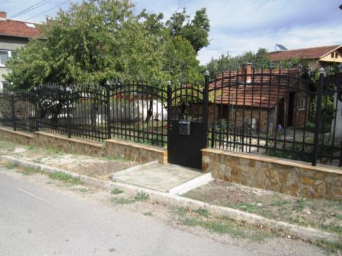 Ограда-Гнайс(неоформен)и плотове гнайс (формен) 