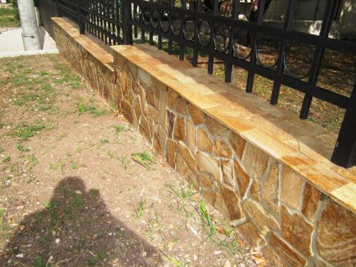 Ограда-Гнайс(неоформен)и плотове гнайс (формен) 